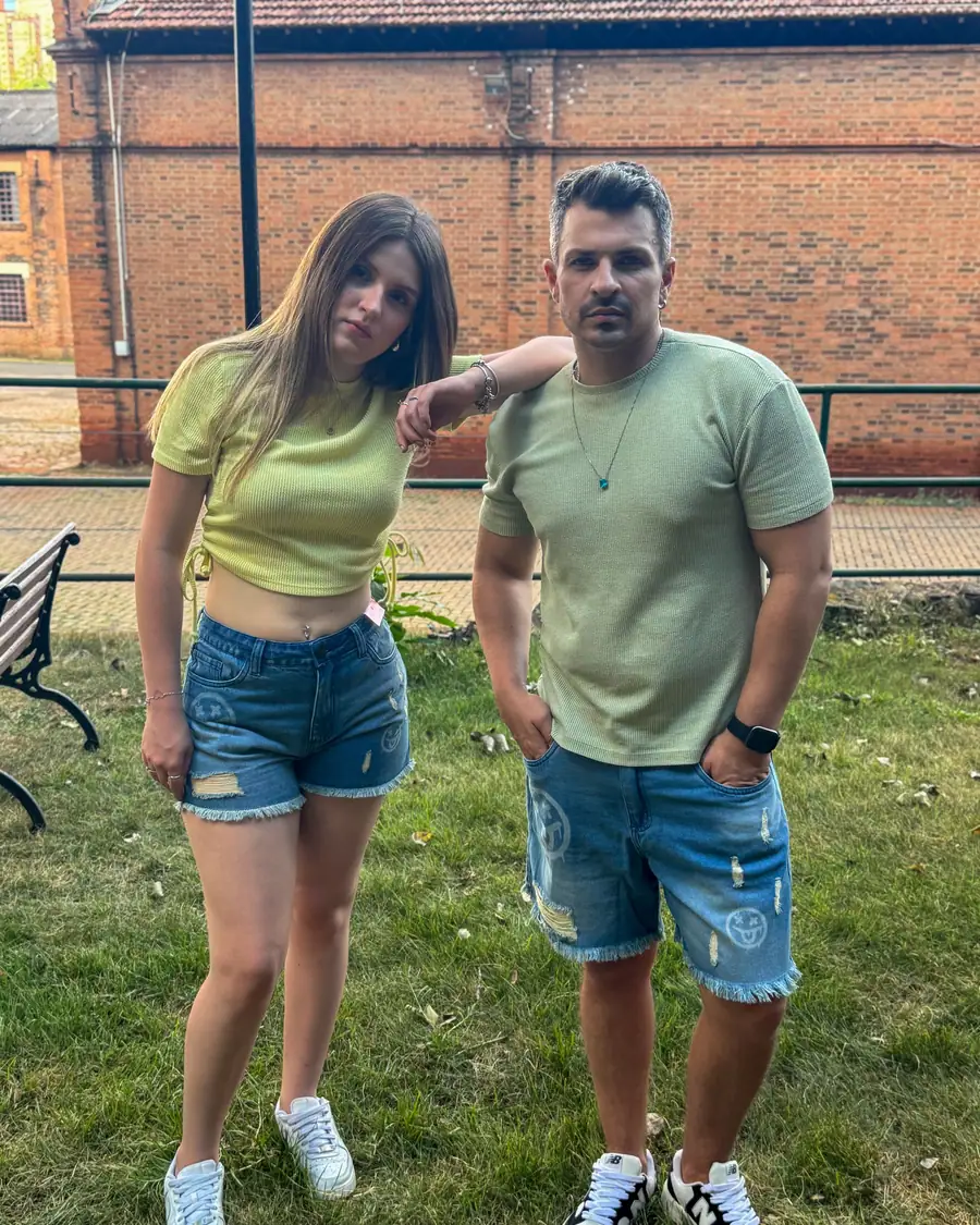 Casal com bermuda e short jeans CVHM em um jardim