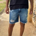 Bermuda jeans jogador com bolsos laterais e traseiros, ideal para um look prático e estiloso.