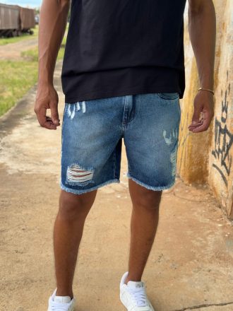 Bermuda jeans jogador com bolsos laterais e traseiros, ideal para um look prático e estiloso.
