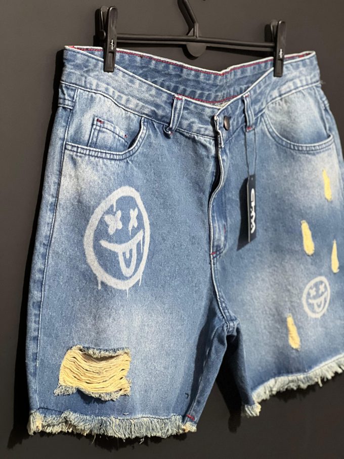 Bermuda jeans jogador com bolsos laterais e traseiros, ideal para um look prático e estiloso.