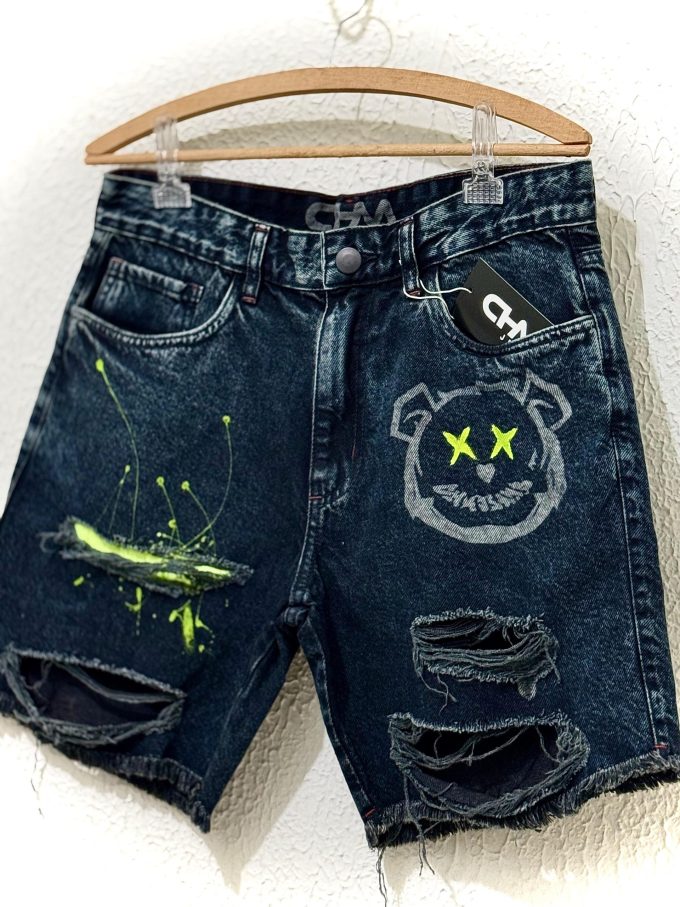 Bermuda jeans jogador com bolsos laterais e traseiros, ideal para um look prático e estiloso.