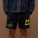 Bermuda jeans jogador com bolsos laterais e traseiros, ideal para um look prático e estiloso.