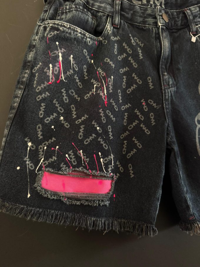 Bermuda jeans jogador com bolsos laterais e traseiros, ideal para um look prático e estiloso.