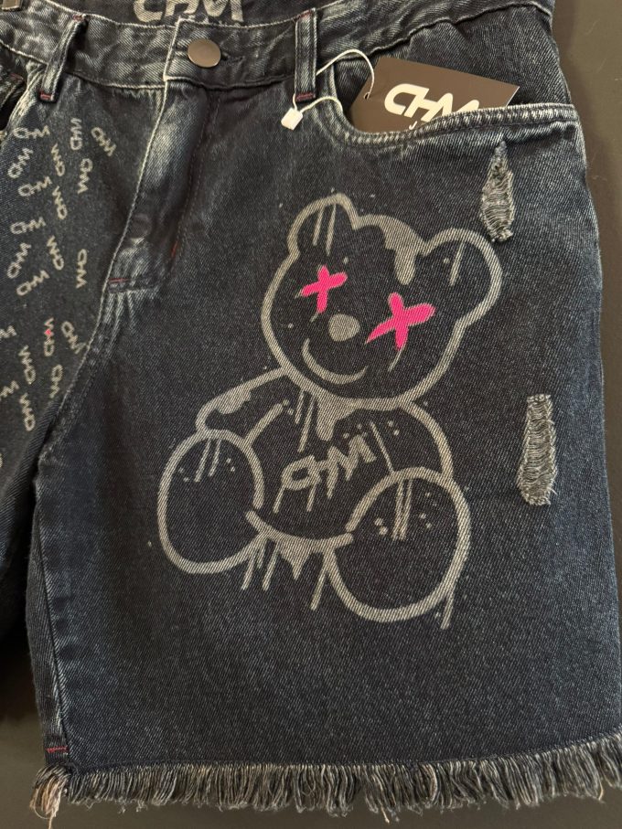 Bermuda jeans jogador com bolsos laterais e traseiros, ideal para um look prático e estiloso.