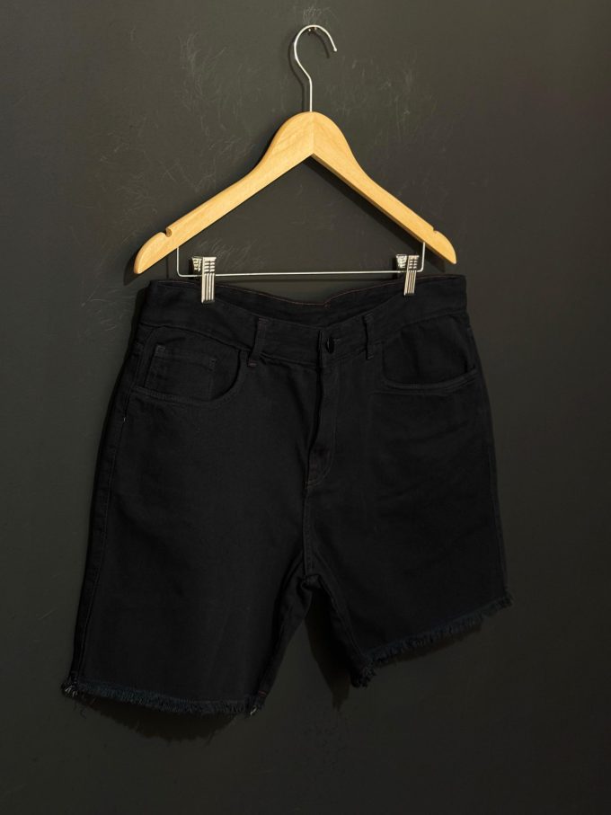 Bermuda jeans jogador com bolsos laterais e traseiros, ideal para um look prático e estiloso.