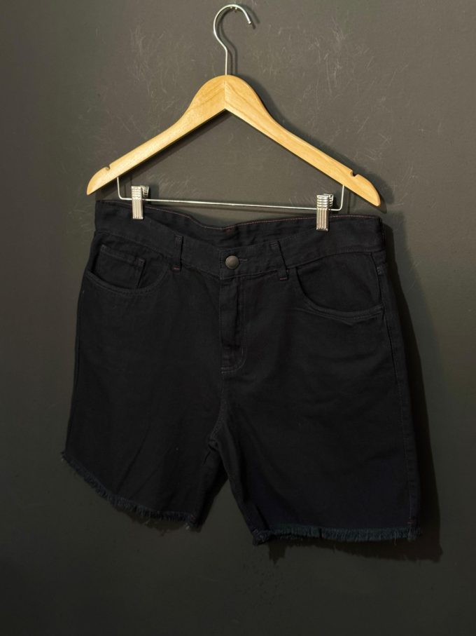 Bermuda jeans jogador com bolsos laterais e traseiros, ideal para um look prático e estiloso.