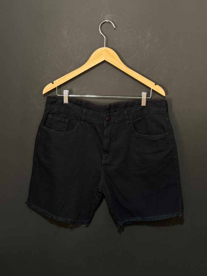 Bermuda jeans jogador com bolsos laterais e traseiros, ideal para um look prático e estiloso.