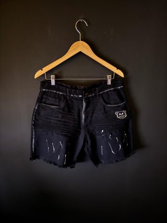 Bermuda jeans jogador com bolsos laterais e traseiros, ideal para um look prático e estiloso.