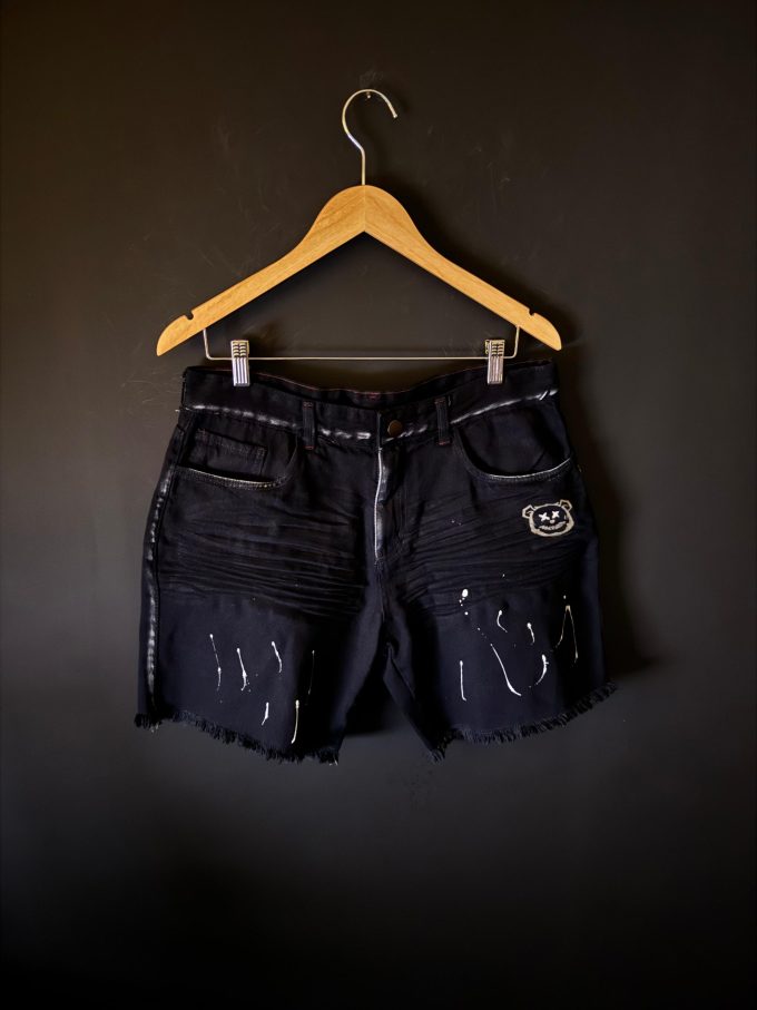 Bermuda jeans jogador com bolsos laterais e traseiros, ideal para um look prático e estiloso.