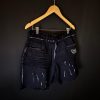 Bermuda jeans jogador com bolsos laterais e traseiros, ideal para um look prático e estiloso.