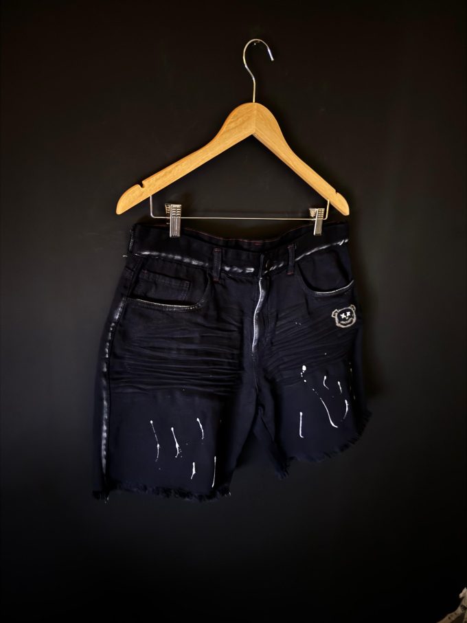 Bermuda jeans jogador com bolsos laterais e traseiros, ideal para um look prático e estiloso.