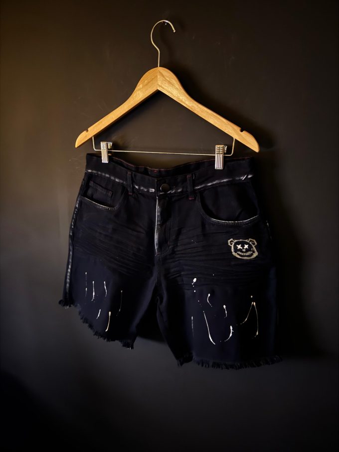 Bermuda jeans jogador com bolsos laterais e traseiros, ideal para um look prático e estiloso.