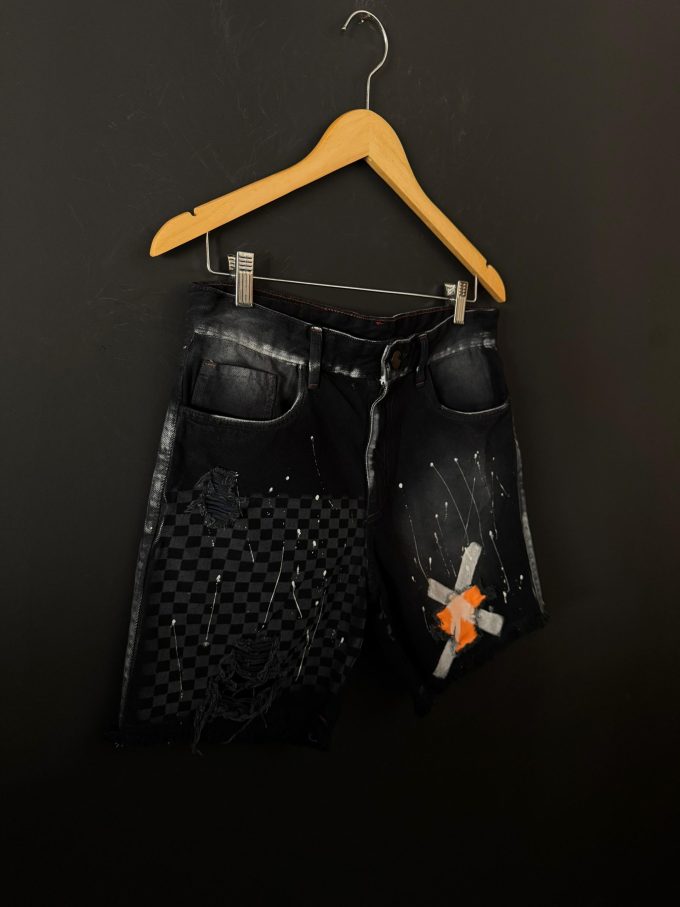 Bermuda jeans jogador com bolsos laterais e traseiros, ideal para um look prático e estiloso.