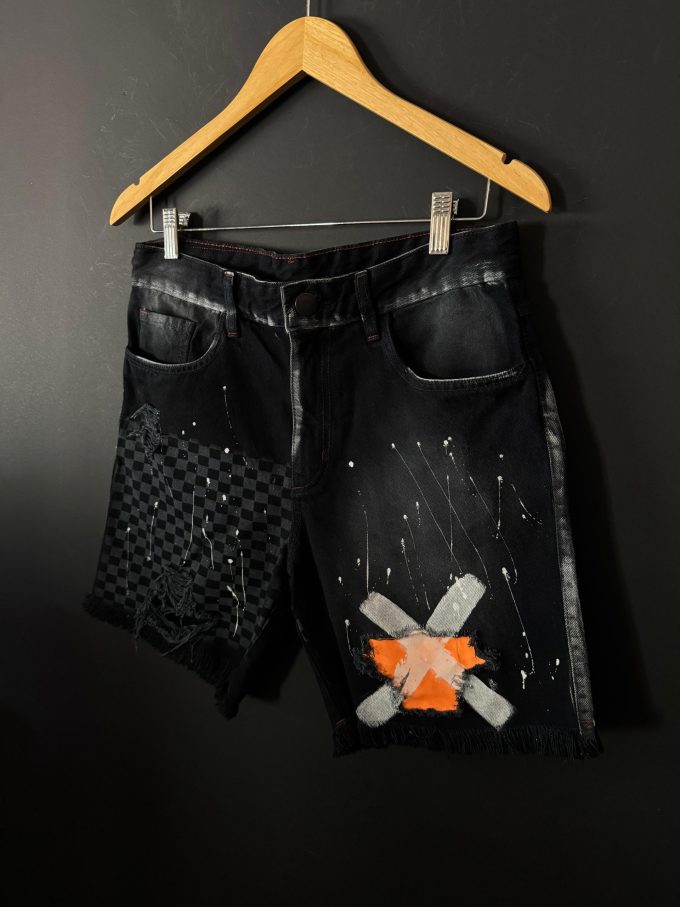 Bermuda jeans jogador com bolsos laterais e traseiros, ideal para um look prático e estiloso.