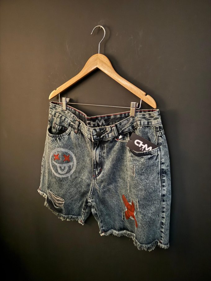 Bermuda jeans jogador com bolsos laterais e traseiros, ideal para um look prático e estiloso.