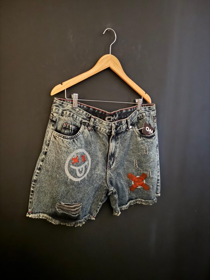 Bermuda jeans jogador com bolsos laterais e traseiros, ideal para um look prático e estiloso.