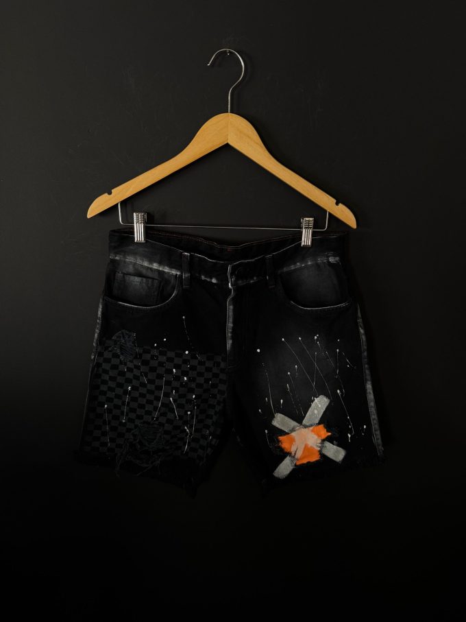 Bermuda jeans jogador com bolsos laterais e traseiros, ideal para um look prático e estiloso.