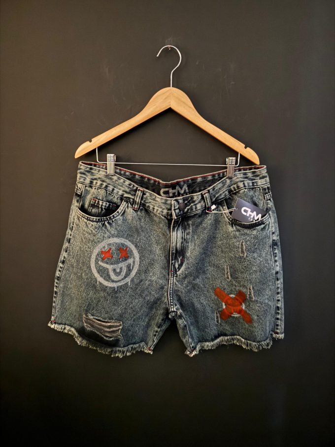 Bermuda jeans jogador com bolsos laterais e traseiros, ideal para um look prático e estiloso.