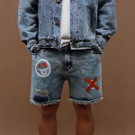 Bermuda jeans jogador com bolsos laterais e traseiros, ideal para um look prático e estiloso.