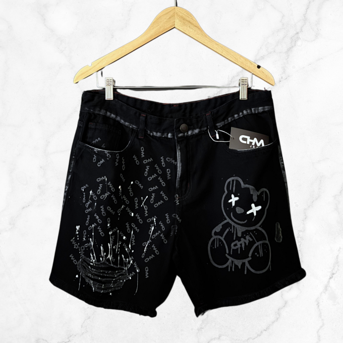 Bermuda jeans jogador com bolsos laterais e traseiros, ideal para um look prático e estiloso.