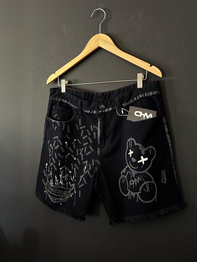 Bermuda jeans jogador com bolsos laterais e traseiros, ideal para um look prático e estiloso.