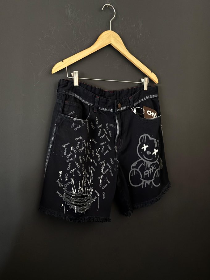 Bermuda jeans jogador com bolsos laterais e traseiros, ideal para um look prático e estiloso.