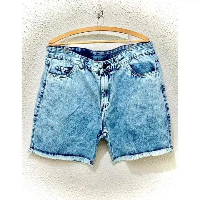 Bermuda jeans jogador com bolsos laterais e traseiros, ideal para um look prático e estiloso.