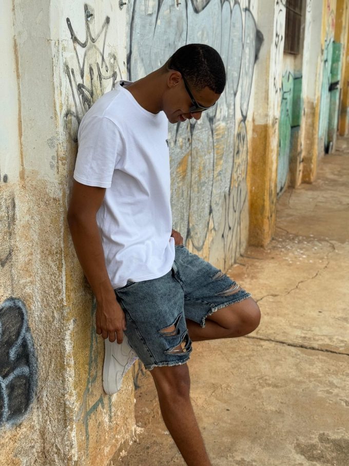 Bermuda jeans jogador com bolsos laterais e traseiros, ideal para um look prático e estiloso.