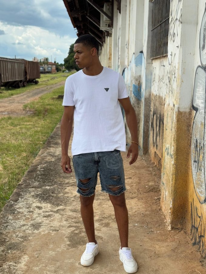 Bermuda jeans jogador com bolsos laterais e traseiros, ideal para um look prático e estiloso.