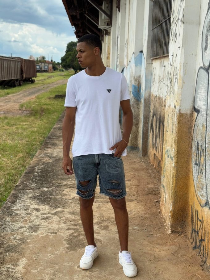 Bermuda jeans jogador com bolsos laterais e traseiros, ideal para um look prático e estiloso.