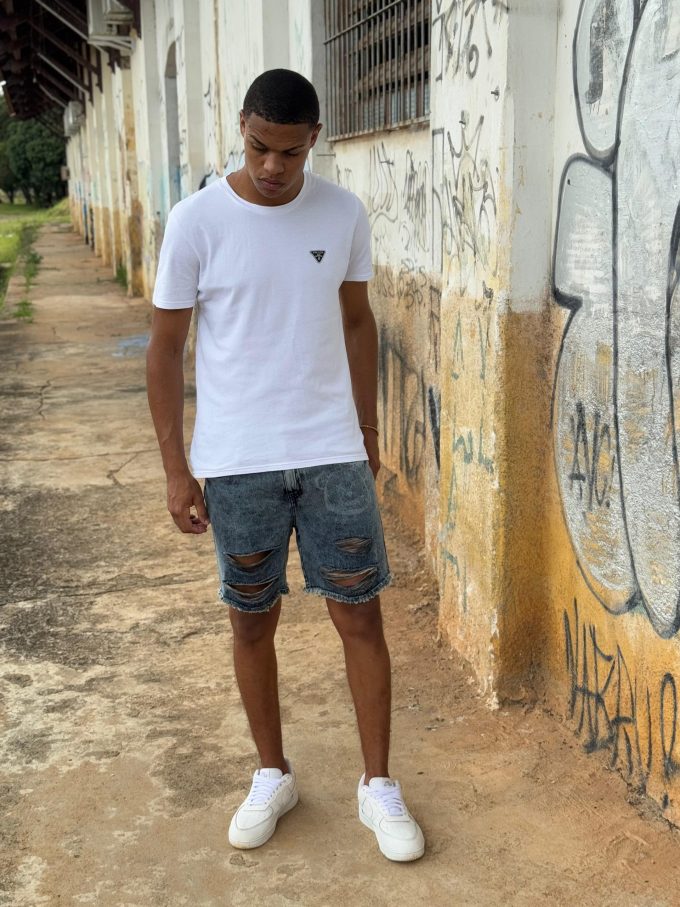 Bermuda jeans jogador com bolsos laterais e traseiros, ideal para um look prático e estiloso.