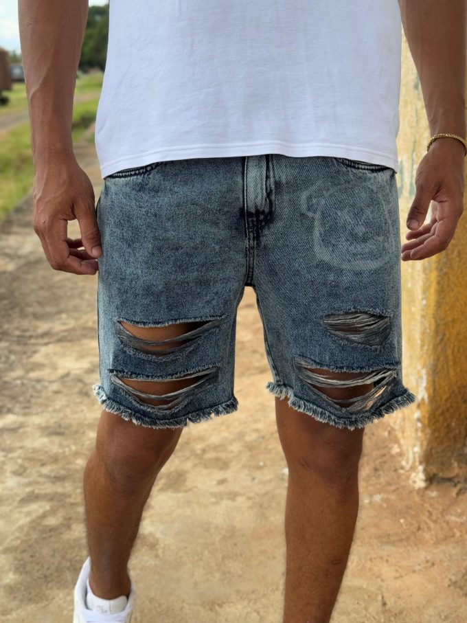 Bermuda jeans jogador cinza com bolsos laterais e traseiros, ideal para um look prático e estiloso.