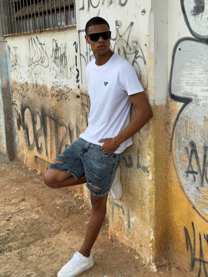 Bermuda jeans jogador com bolsos laterais e traseiros, ideal para um look prático e estiloso.