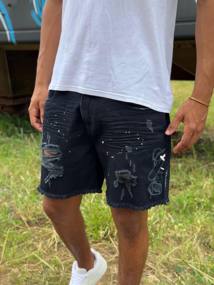 Bermuda jeans jogador preta com bolsos laterais e traseiros, ideal para um look prático e estiloso.