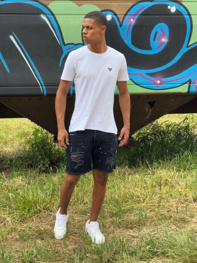 Bermuda jeans jogador preta com bolsos laterais e traseiros, ideal para um look prático e estiloso.