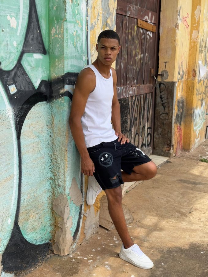 Bermuda jeans jogador preta com bolsos laterais e traseiros, ideal para um look prático e estiloso.