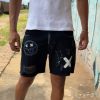 Bermuda jeans jogador com bolsos laterais e traseiros, ideal para um look prático e estiloso.