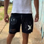 Bermuda jeans jogador com bolsos laterais e traseiros, ideal para um look prático e estiloso.
