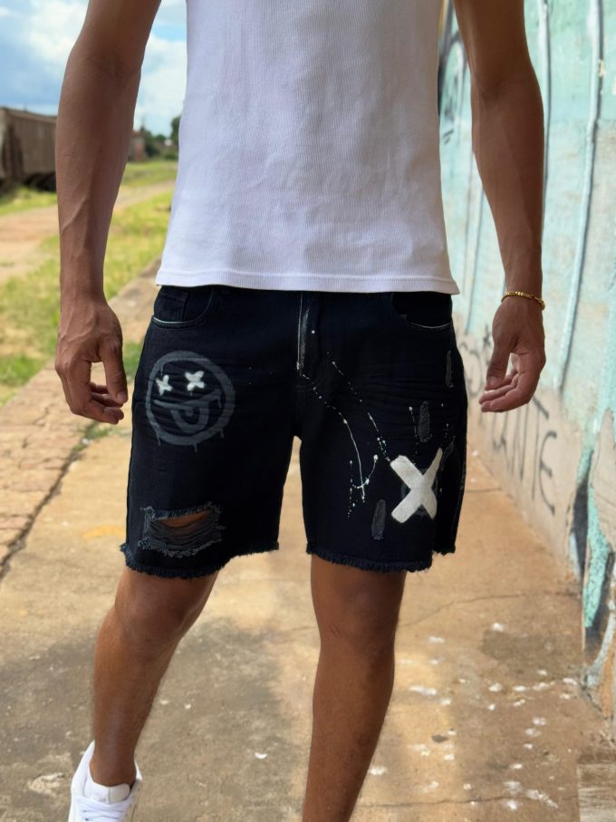 Bermuda jeans jogador com bolsos laterais e traseiros, ideal para um look prático e estiloso.