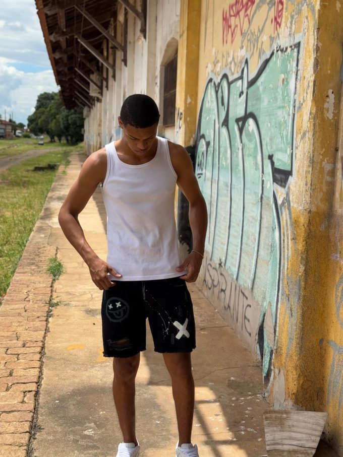 Bermuda jeans jogador com bolsos laterais e traseiros, ideal para um look prático e estiloso.