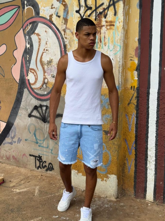 Bermuda jeans jogador com bolsos laterais e traseiros, ideal para um look prático e estiloso.