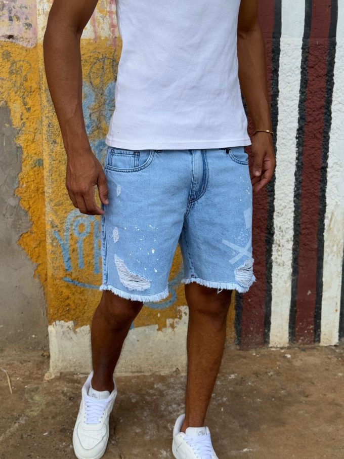 Bermuda jeans jogador com bolsos laterais e traseiros, ideal para um look prático e estiloso.