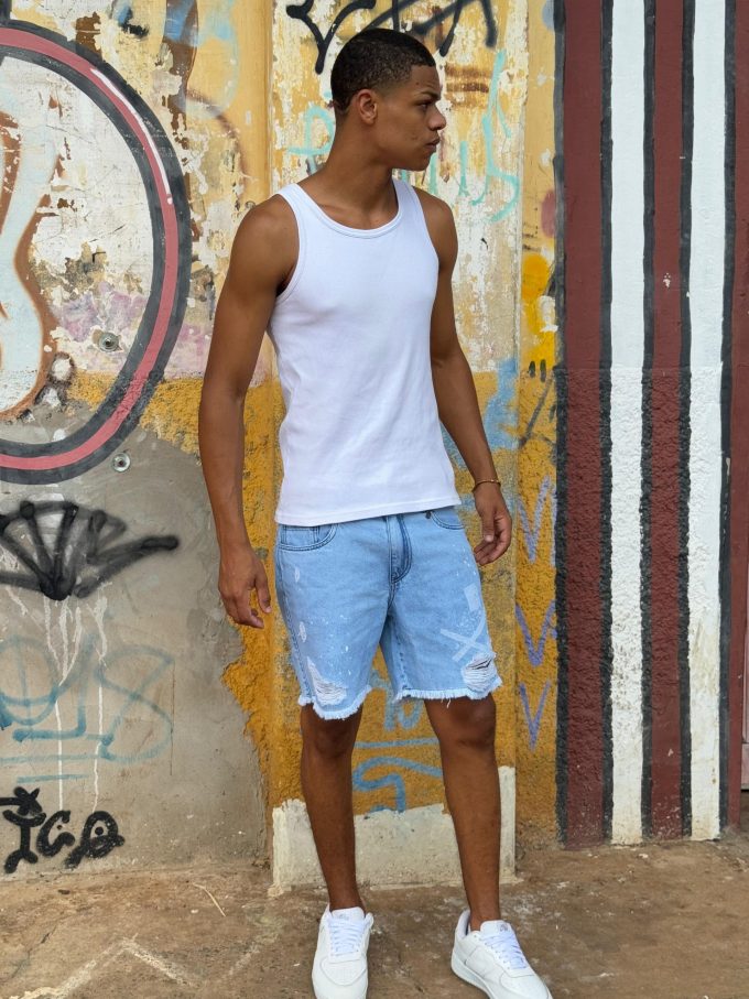 Bermuda jeans jogador com bolsos laterais e traseiros, ideal para um look prático e estiloso.