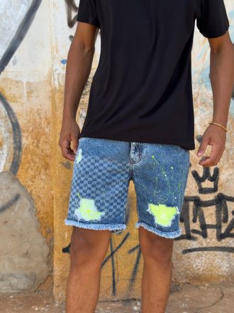 Bermuda jeans jogador com bolsos laterais e traseiros, ideal para um look prático e estiloso.