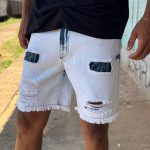 Bermuda jeans jogador com bolsos laterais e traseiros, ideal para um look prático e estiloso.