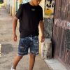 Bermuda jeans jogador com bolsos laterais e traseiros, ideal para um look prático e estiloso.