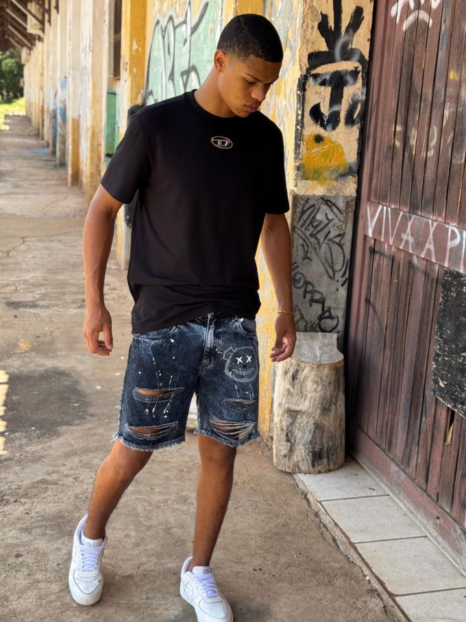 Bermuda jeans jogador com bolsos laterais e traseiros, ideal para um look prático e estiloso.