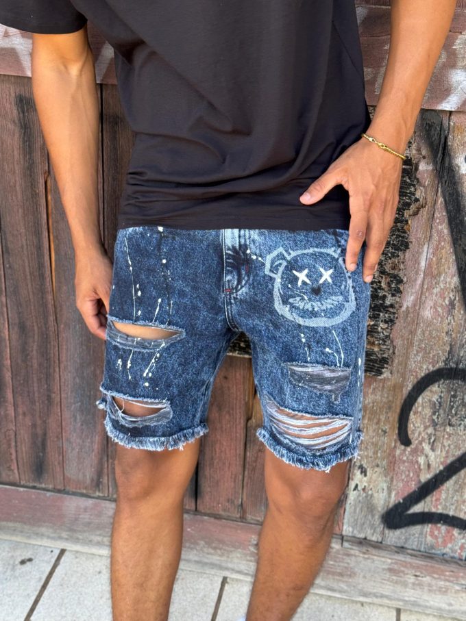 Bermuda jeans jogador com bolsos laterais e traseiros, ideal para um look prático e estiloso.