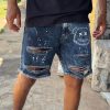 Bermuda jeans jogador com bolsos laterais e traseiros, ideal para um look prático e estiloso.