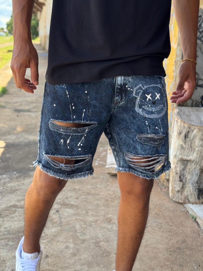 Bermuda jeans jogador com bolsos laterais e traseiros, ideal para um look prático e estiloso.